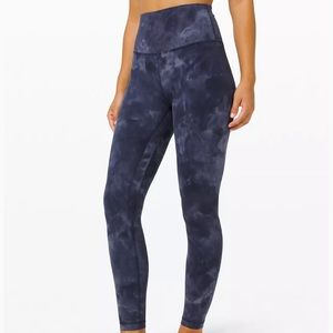 Never worn lululemon high rise 25’ leggings